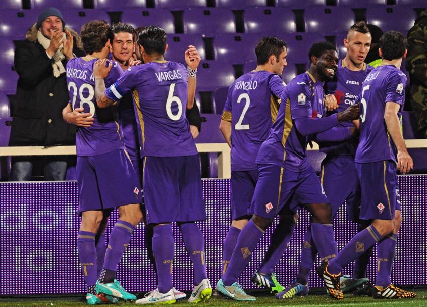 Festa viola: tutta la squadra abbraccia Gomez che non segnava dal 30 novembre a Cagliari. Ansa